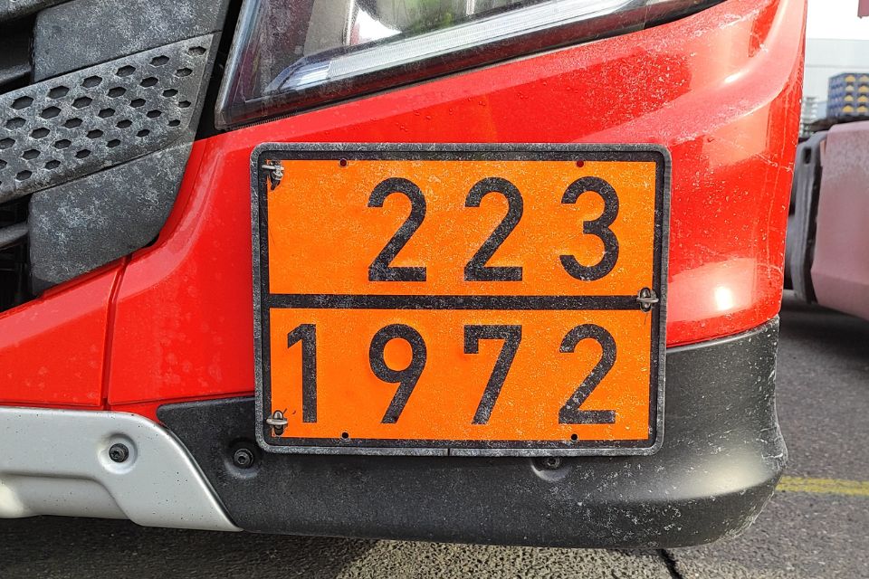 numer un na tablicy pomarańczowej